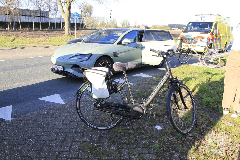 Fietser aangereden door auto na mogelijk negeren verkeerslicht