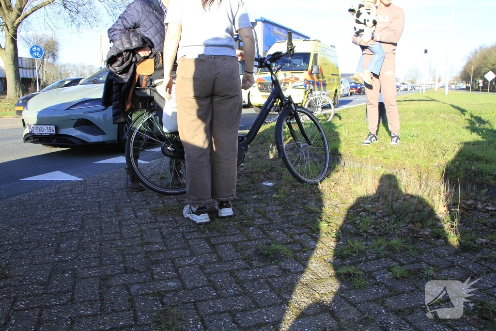 Fietser aangereden door auto na mogelijk negeren verkeerslicht