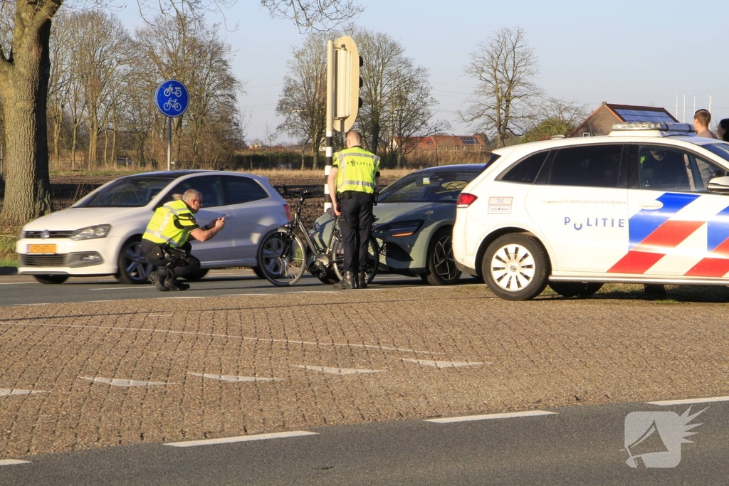 Fietser aangereden door auto na mogelijk negeren verkeerslicht