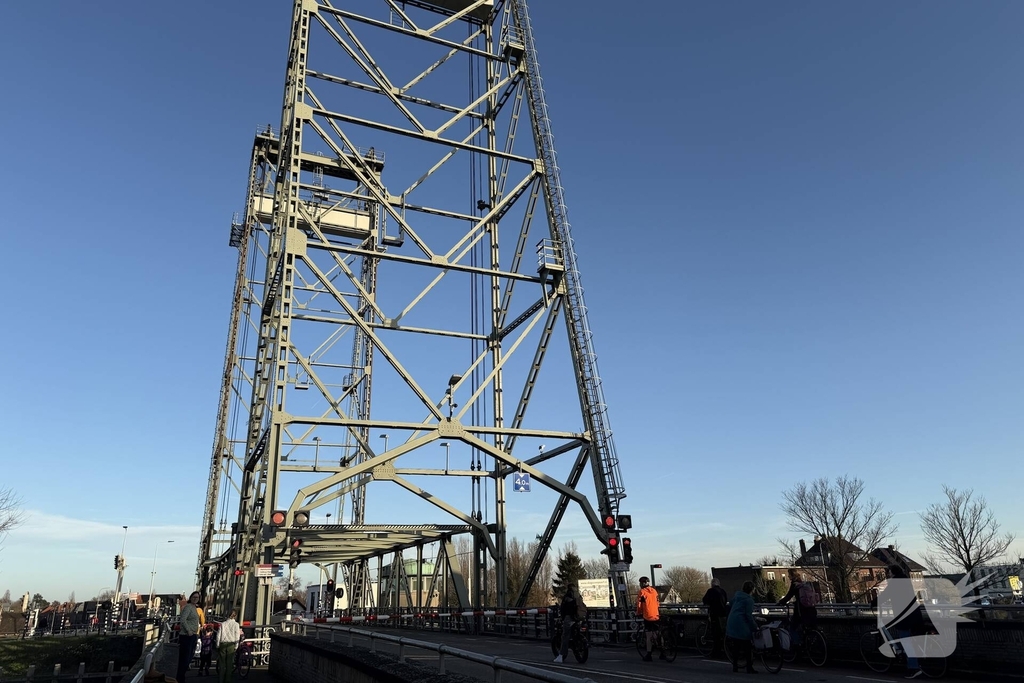 Hefbrug in storing, verkeer ondervindt hinder