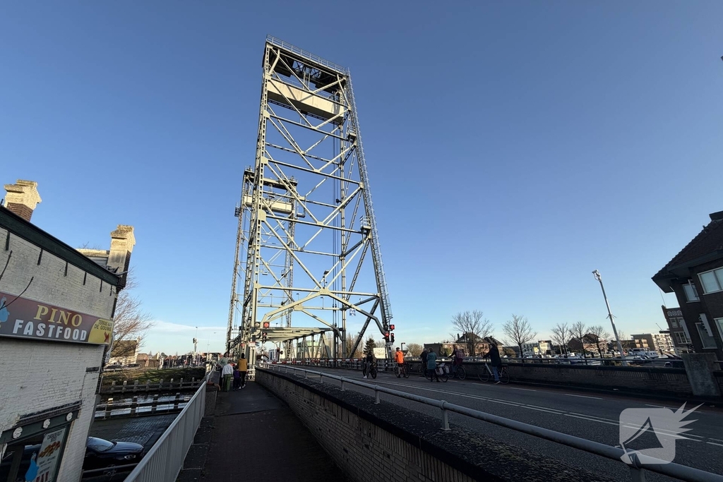 Hefbrug in storing, verkeer ondervindt hinder