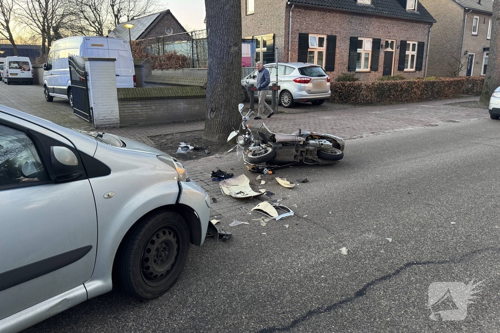 Scooterrijder gewond bij aanrijding met auto