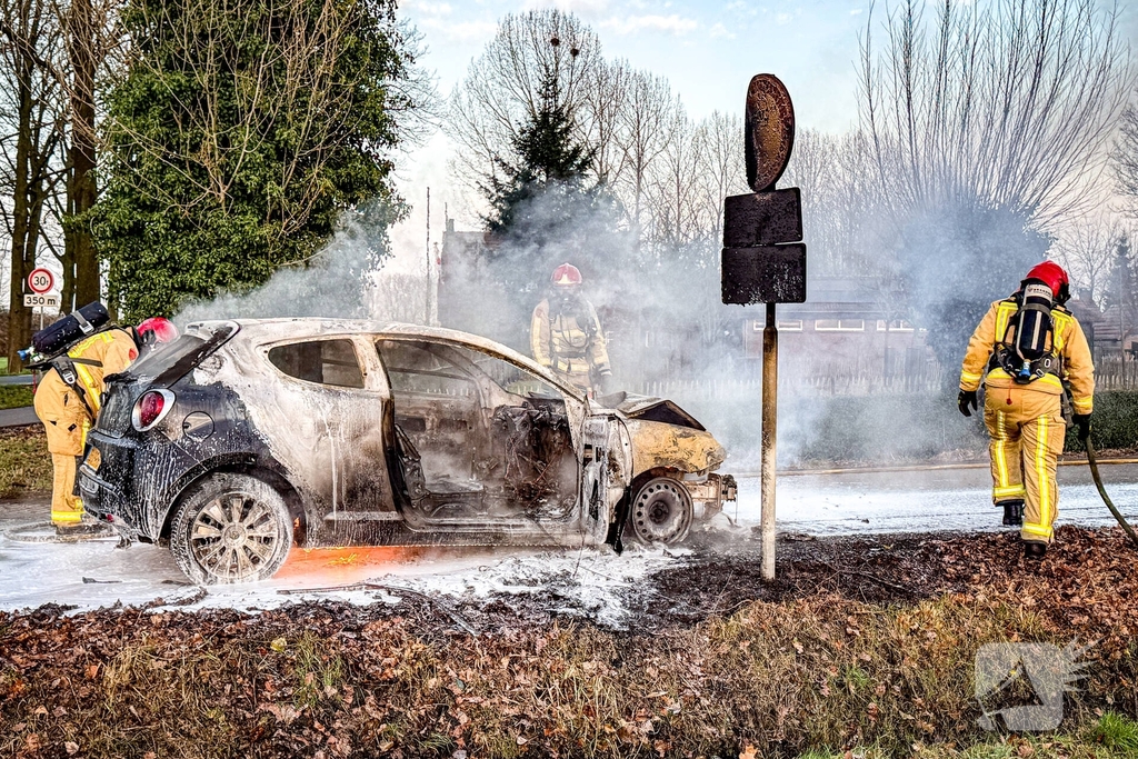 Auto brandt volledig uit na brandlucht