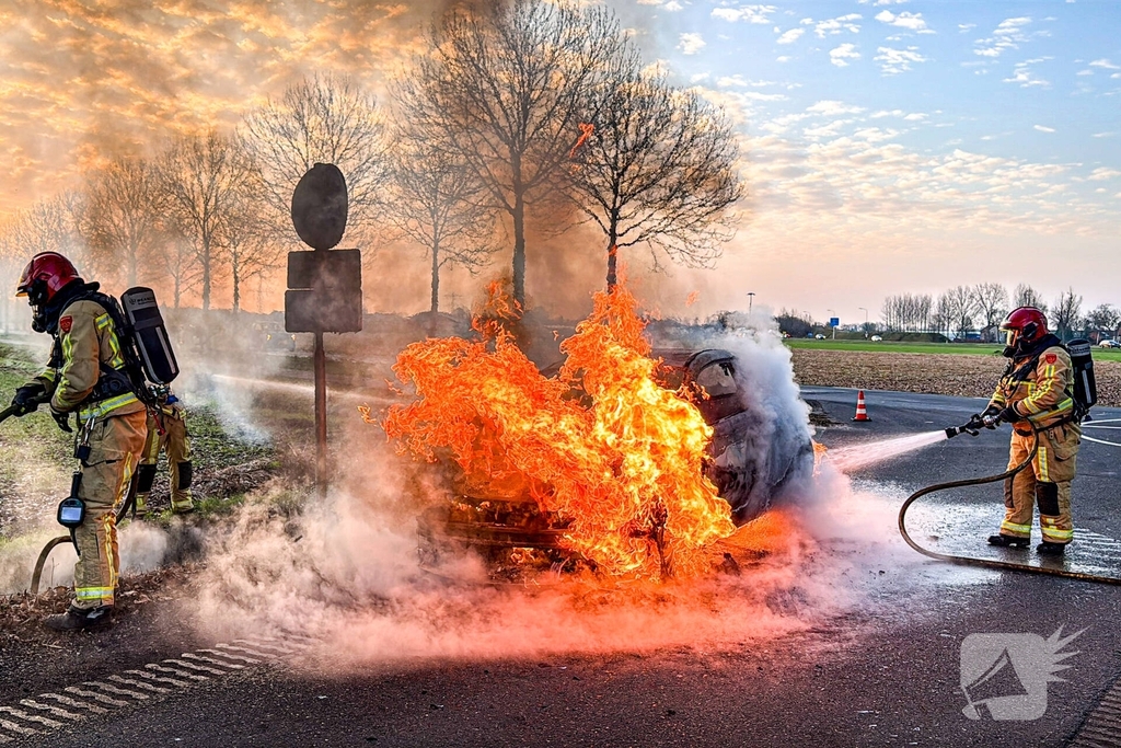 Auto brandt volledig uit na brandlucht
