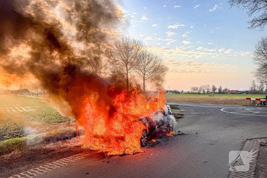 Auto brandt volledig uit na brandlucht