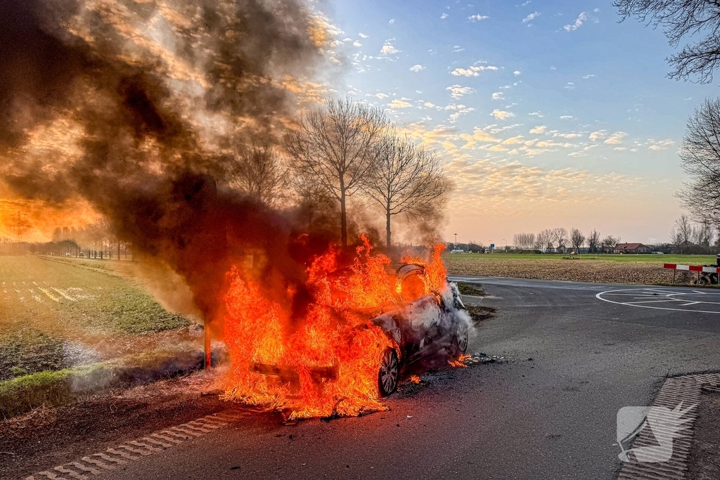 Auto brandt volledig uit na brandlucht