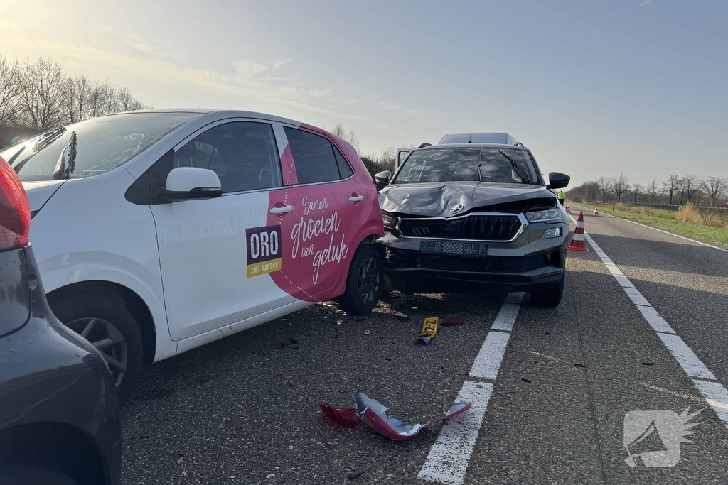 Kettingbotsing veroorzaakt verkeershinder op drukke weg
