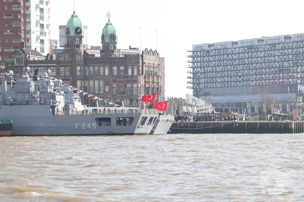 Turkse marineschepen zorgen voor veel bekijks