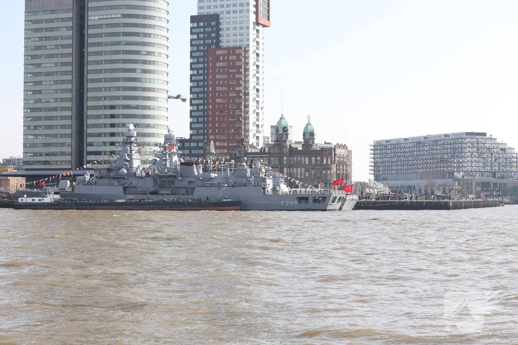 Turkse marineschepen zorgen voor veel bekijks