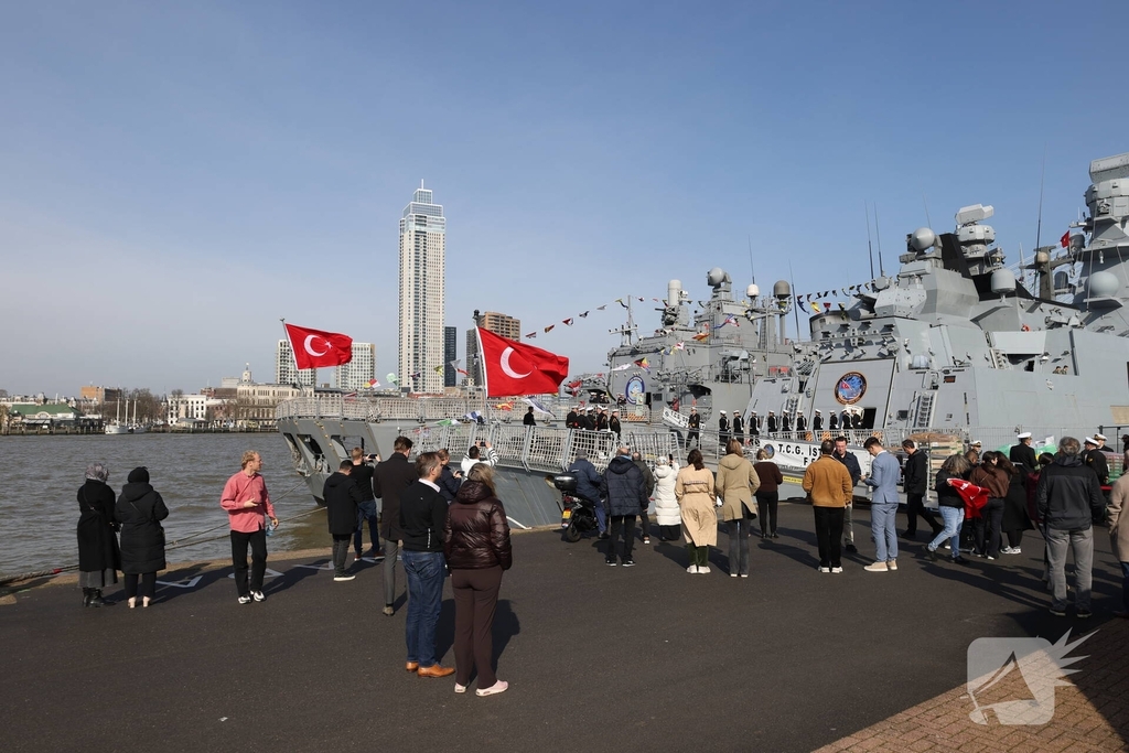 Turkse marineschepen zorgen voor veel bekijks