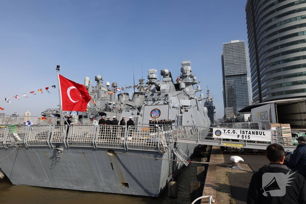 Turkse marineschepen zorgen voor veel bekijks