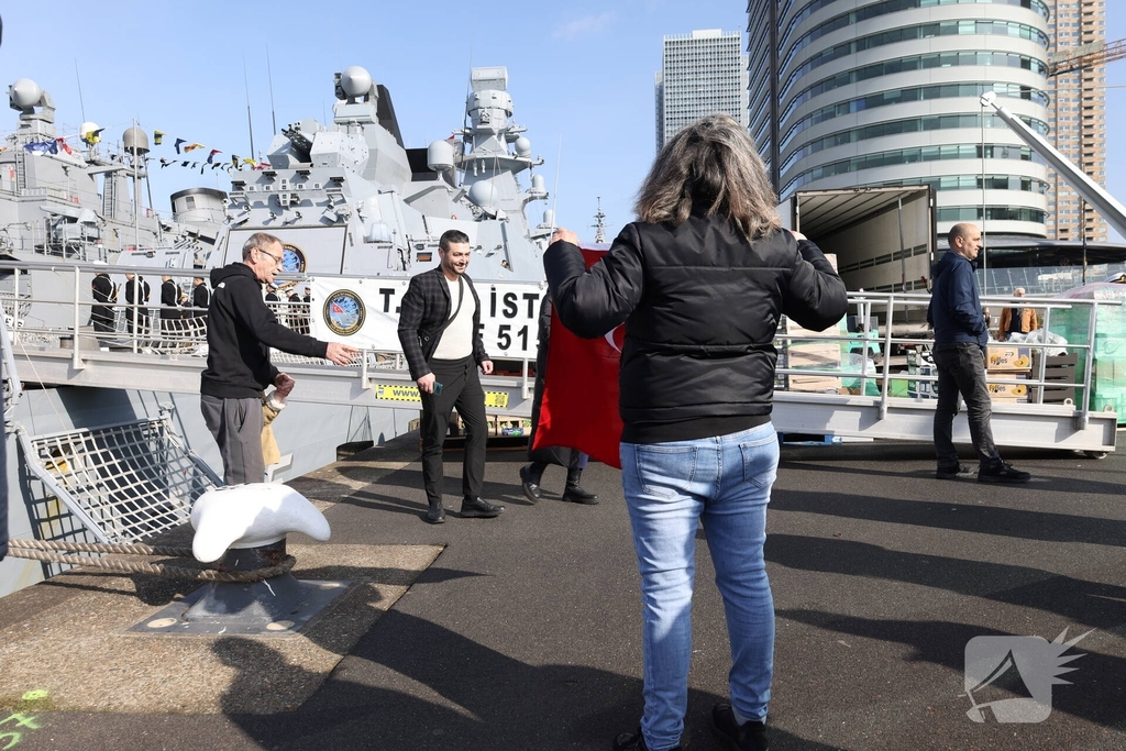 Turkse marineschepen zorgen voor veel bekijks