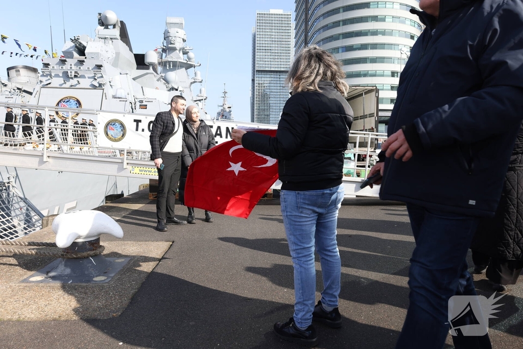 Turkse marineschepen zorgen voor veel bekijks