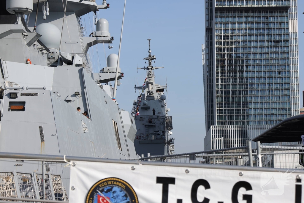 Turkse marineschepen zorgen voor veel bekijks