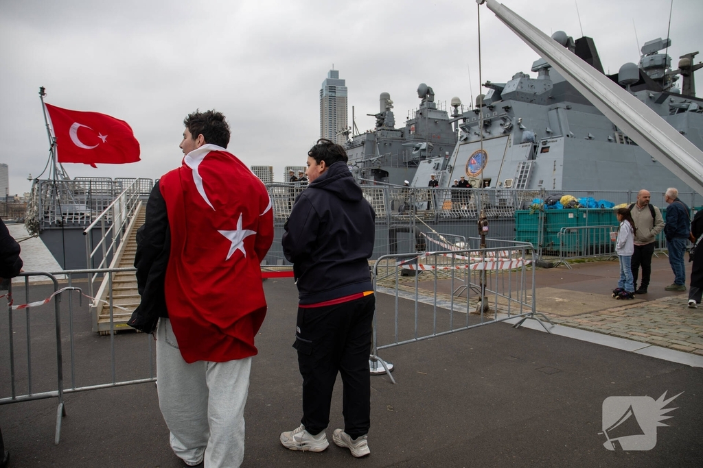 Turkse marineschepen zorgen voor veel bekijks