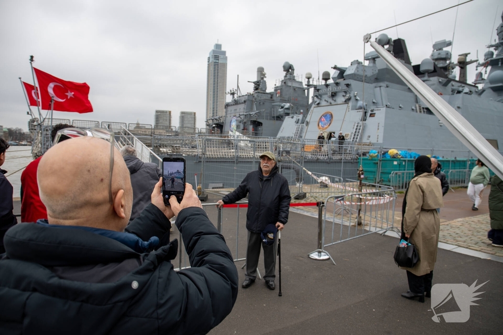 Turkse marineschepen zorgen voor veel bekijks