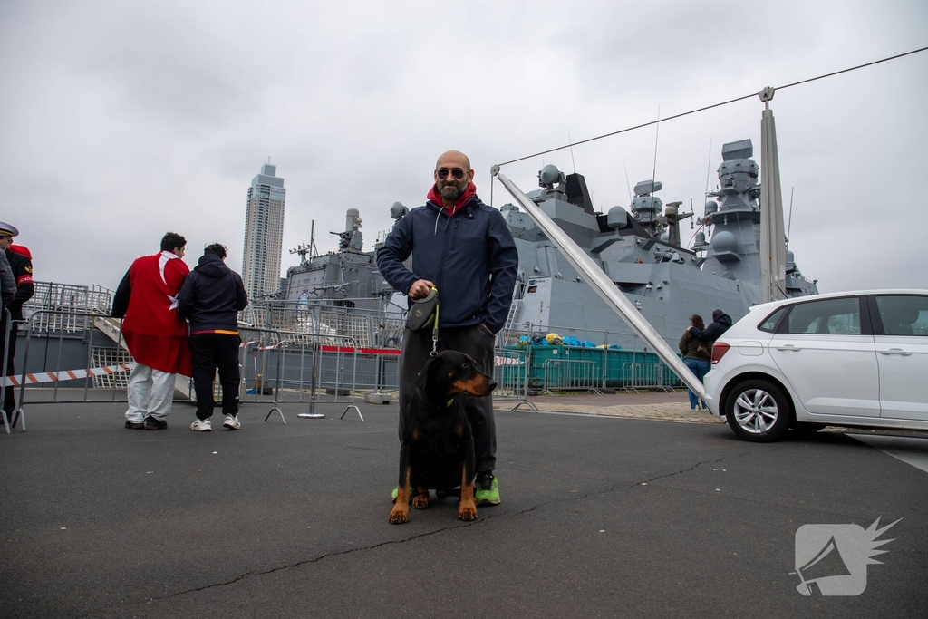 Turkse marineschepen zorgen voor veel bekijks