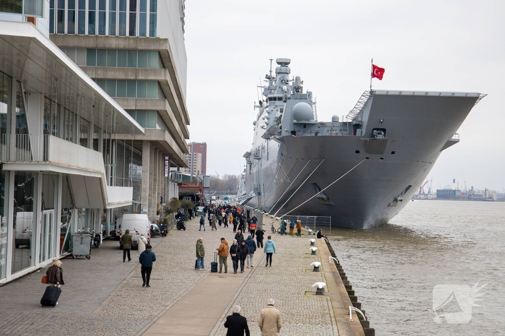 Turkse marineschepen zorgen voor veel bekijks