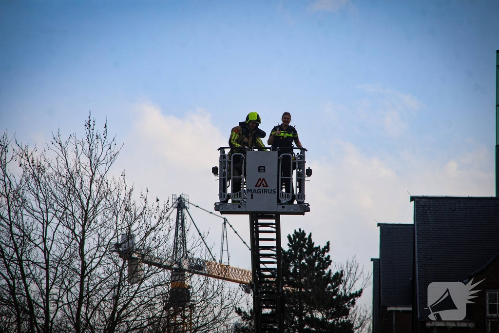 Hulpdiensten halen persoon van dak