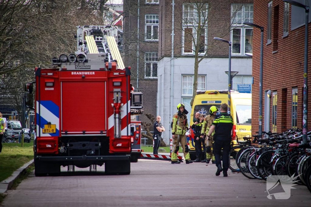 Hulpdiensten halen persoon van dak