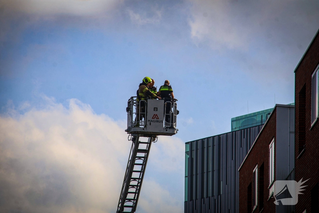 Hulpdiensten halen persoon van dak