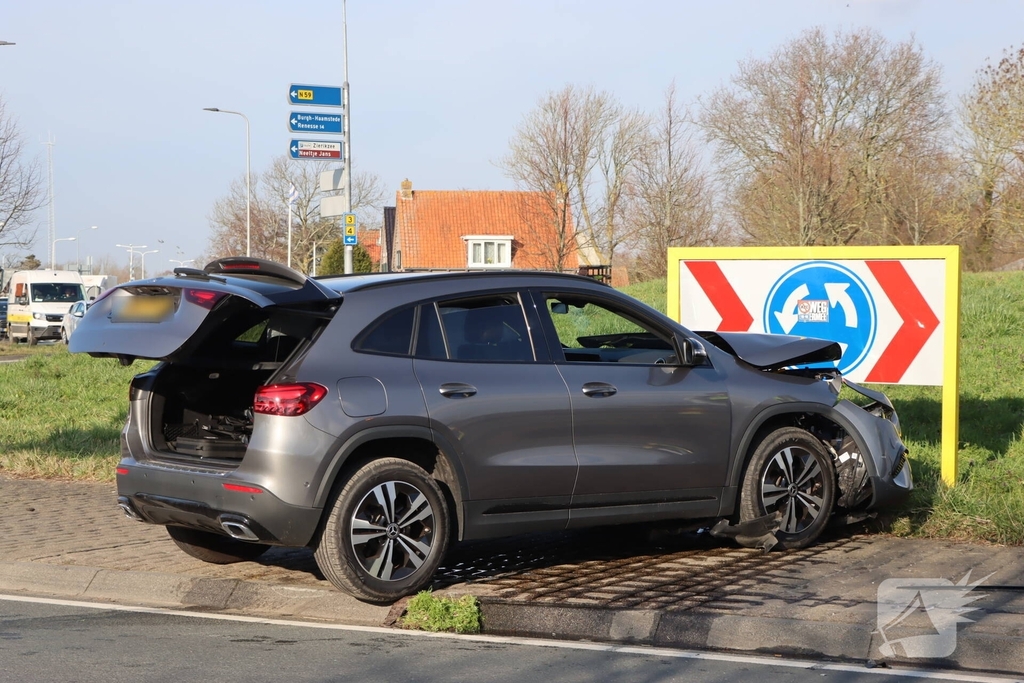 Ongeval op rotonde zorgt voor verkeershinder