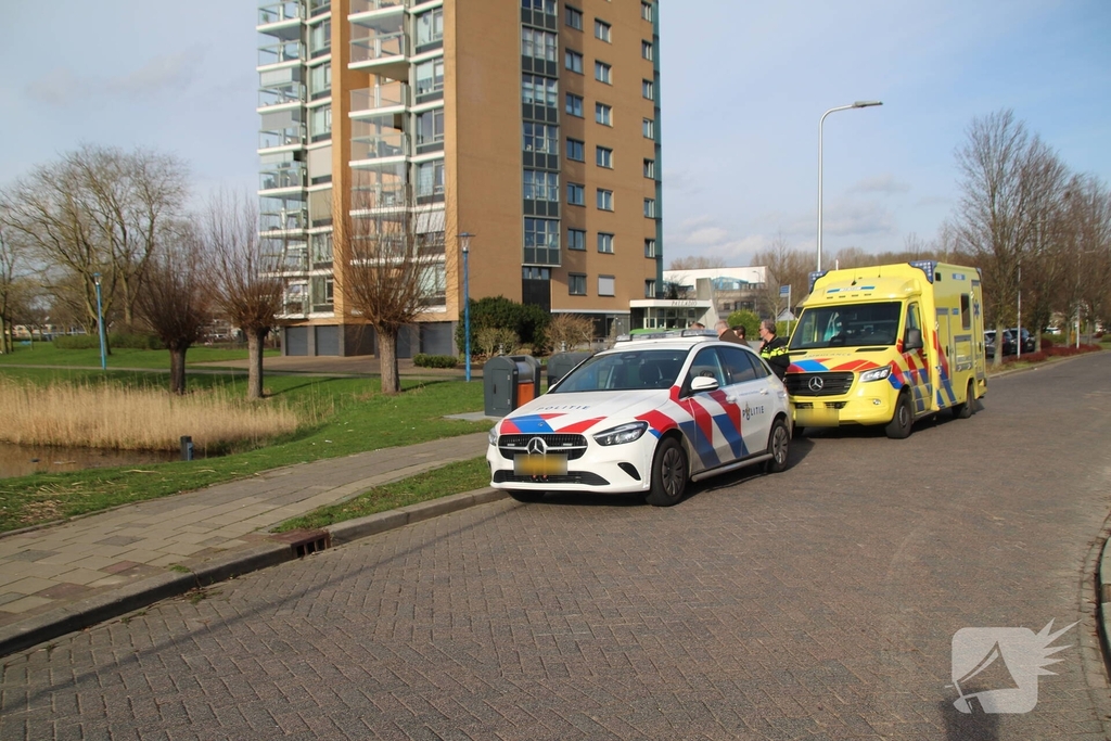 Scootmobiel belandt in het water met oudere bestuurder
