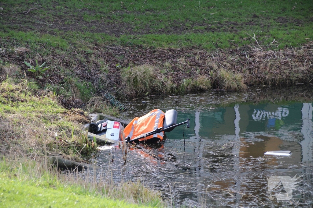 Scootmobiel belandt in het water met oudere bestuurder
