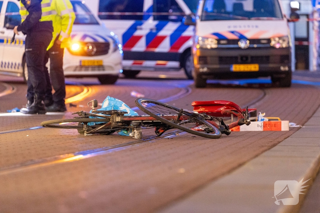 Fietser zwaargewond bij aanrijding met trams