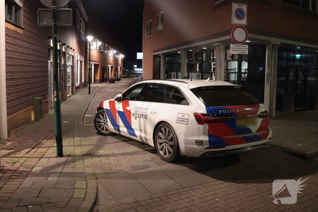 Straat afgesloten door politieagenten