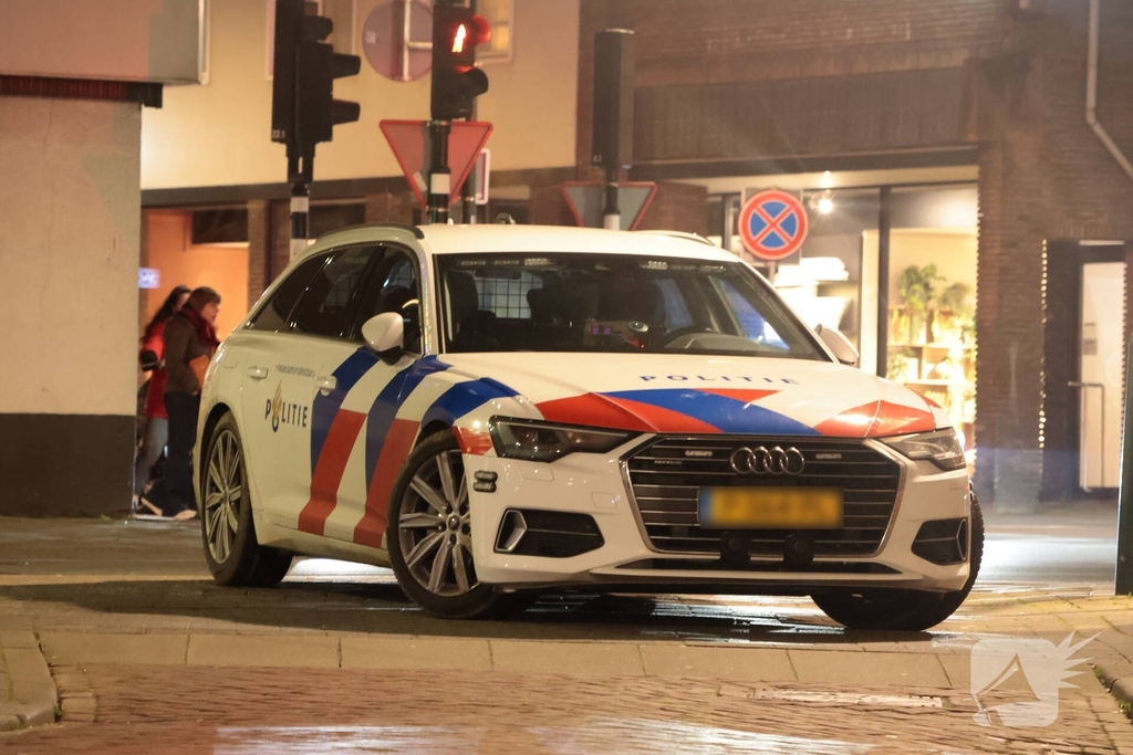 Straat afgesloten door politieagenten