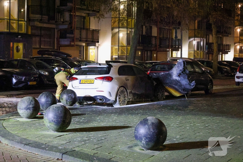 Auto volledig uitgebrand na vermoedelijke brandstichting