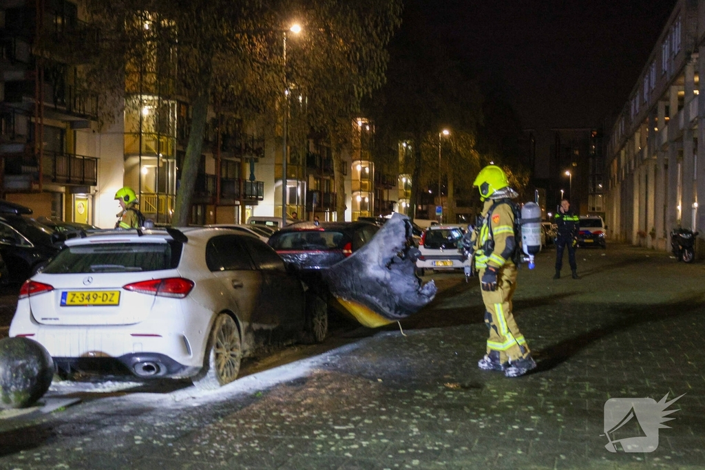 Auto volledig uitgebrand na vermoedelijke brandstichting