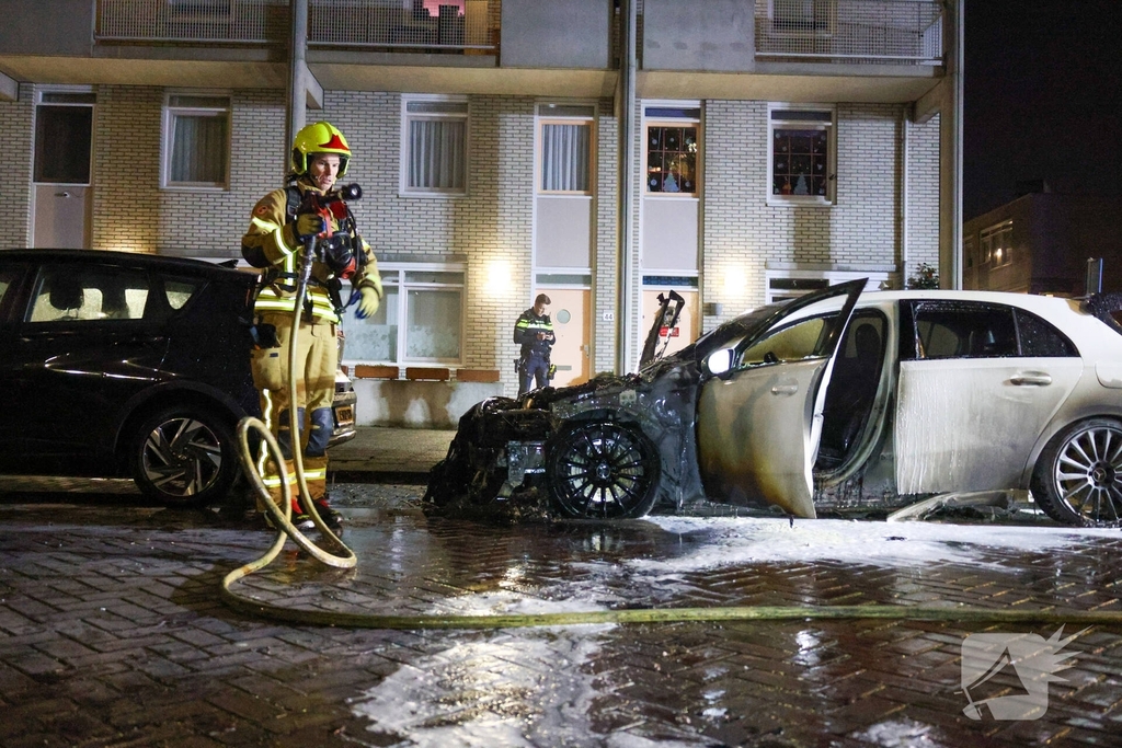 Auto volledig uitgebrand na vermoedelijke brandstichting