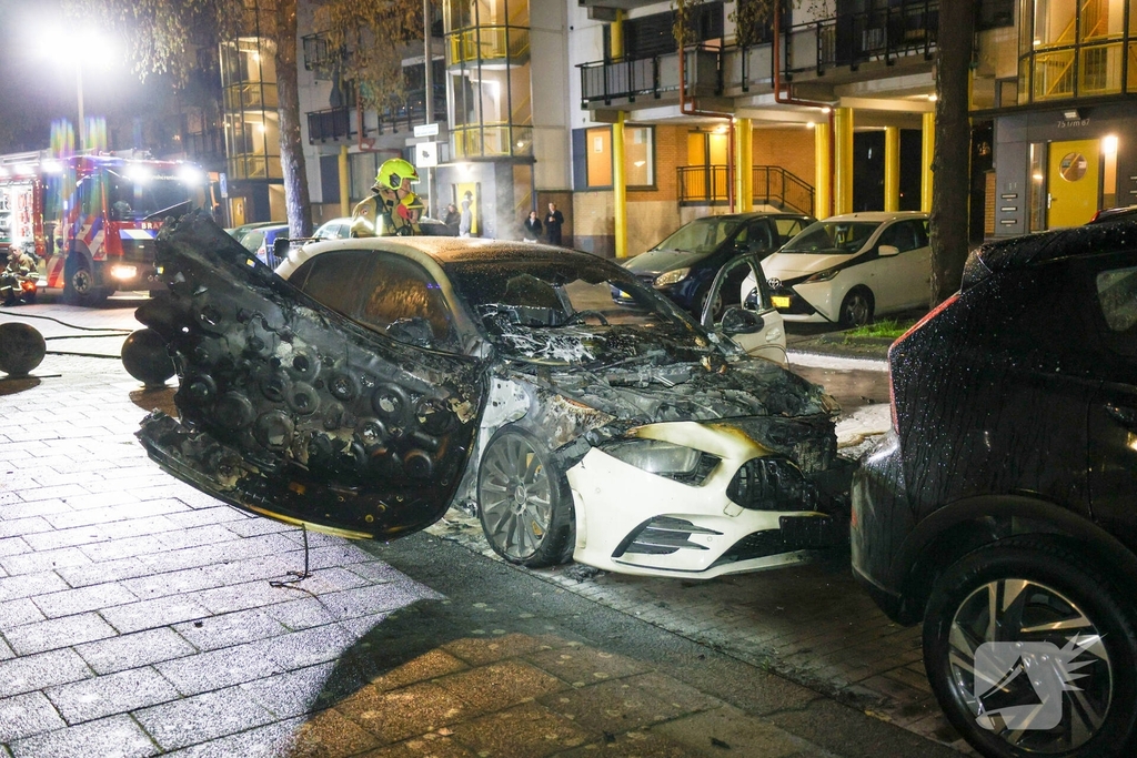 Auto volledig uitgebrand na vermoedelijke brandstichting