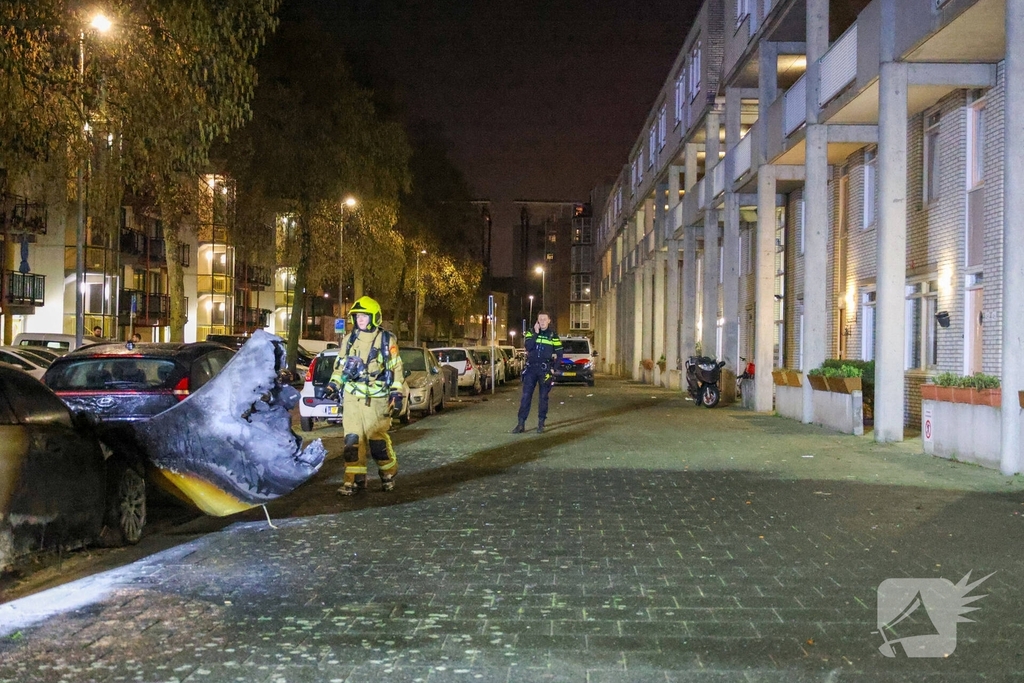 Auto volledig uitgebrand na vermoedelijke brandstichting