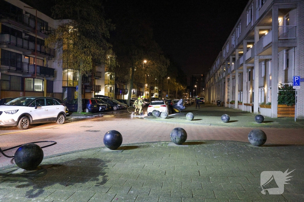 Auto volledig uitgebrand na vermoedelijke brandstichting