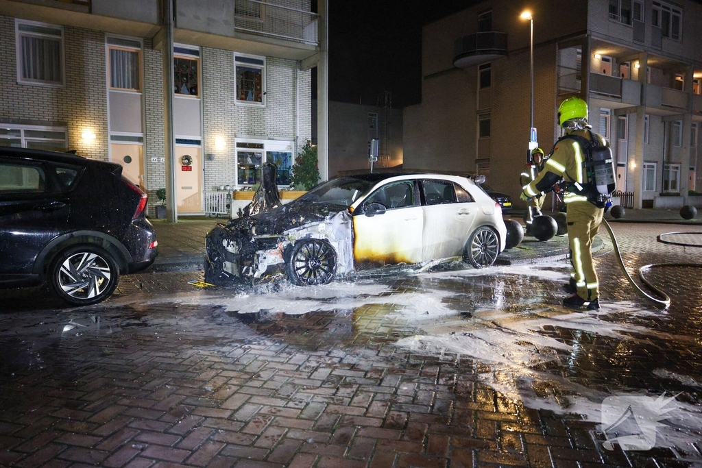 Auto volledig uitgebrand na vermoedelijke brandstichting