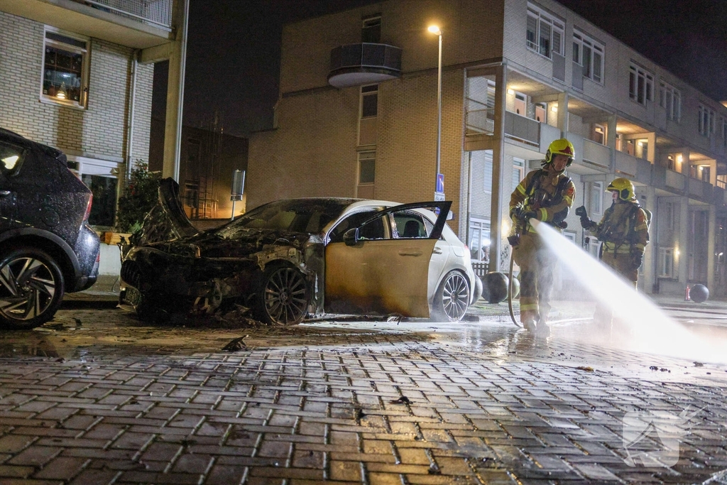 Auto volledig uitgebrand na vermoedelijke brandstichting