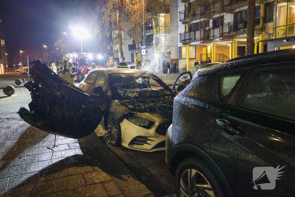 Auto volledig uitgebrand na vermoedelijke brandstichting