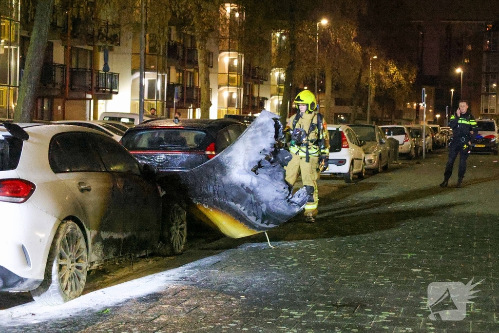 Auto volledig uitgebrand na vermoedelijke brandstichting