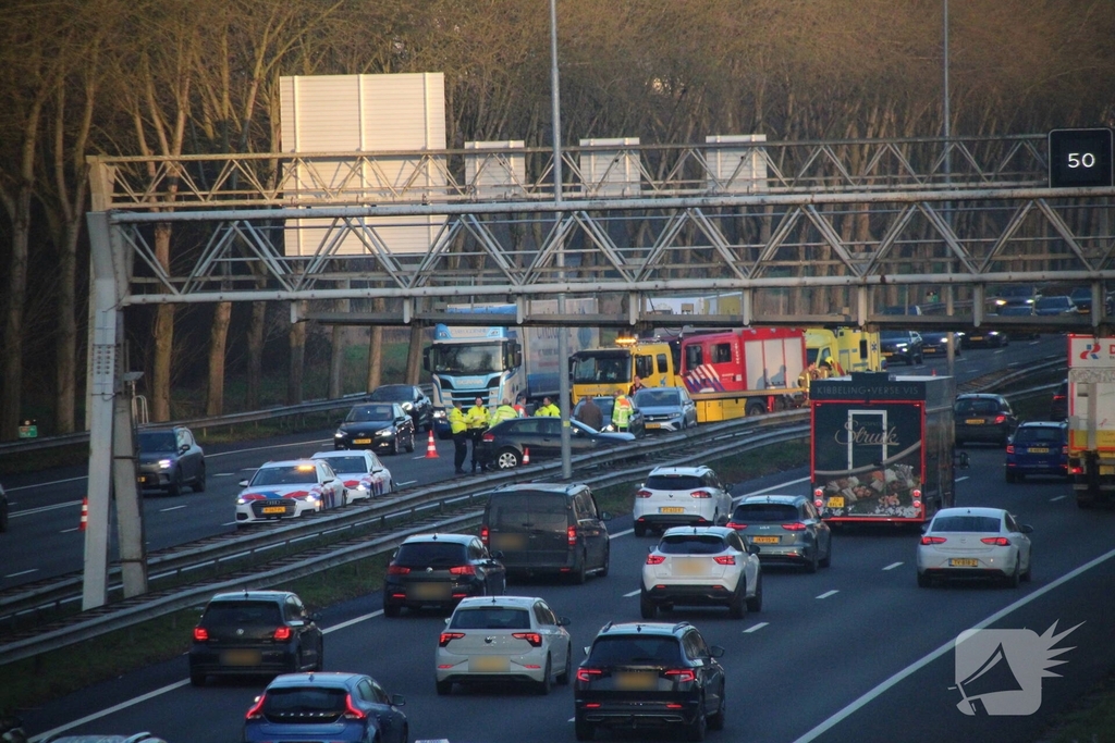 Ongeval tussen vrachtwagen en auto op snelweg