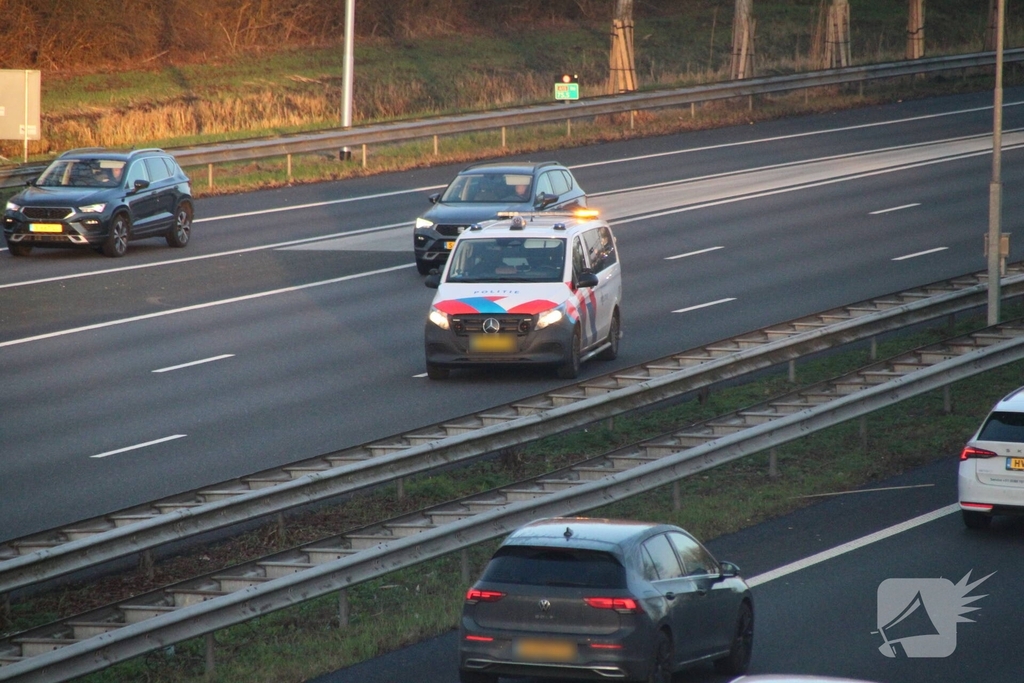 Ongeval tussen vrachtwagen en auto op snelweg