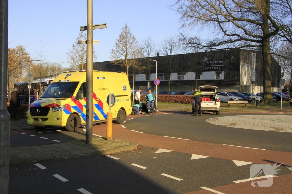 Fietser ernstig gewond na aanrijding op rotonde