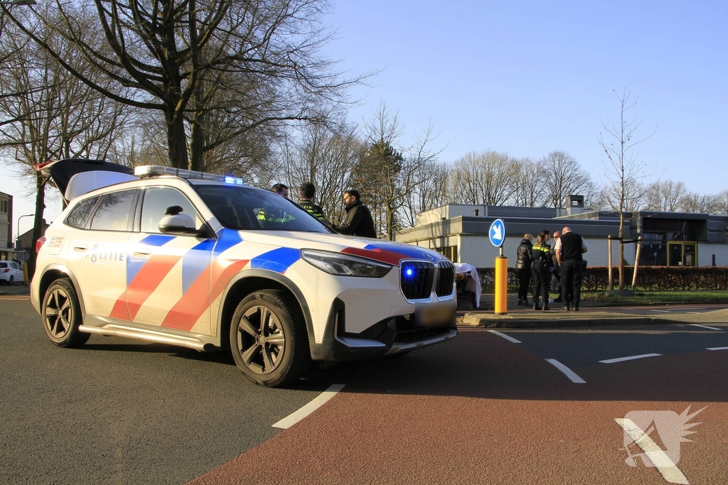 Fietser ernstig gewond na aanrijding op rotonde