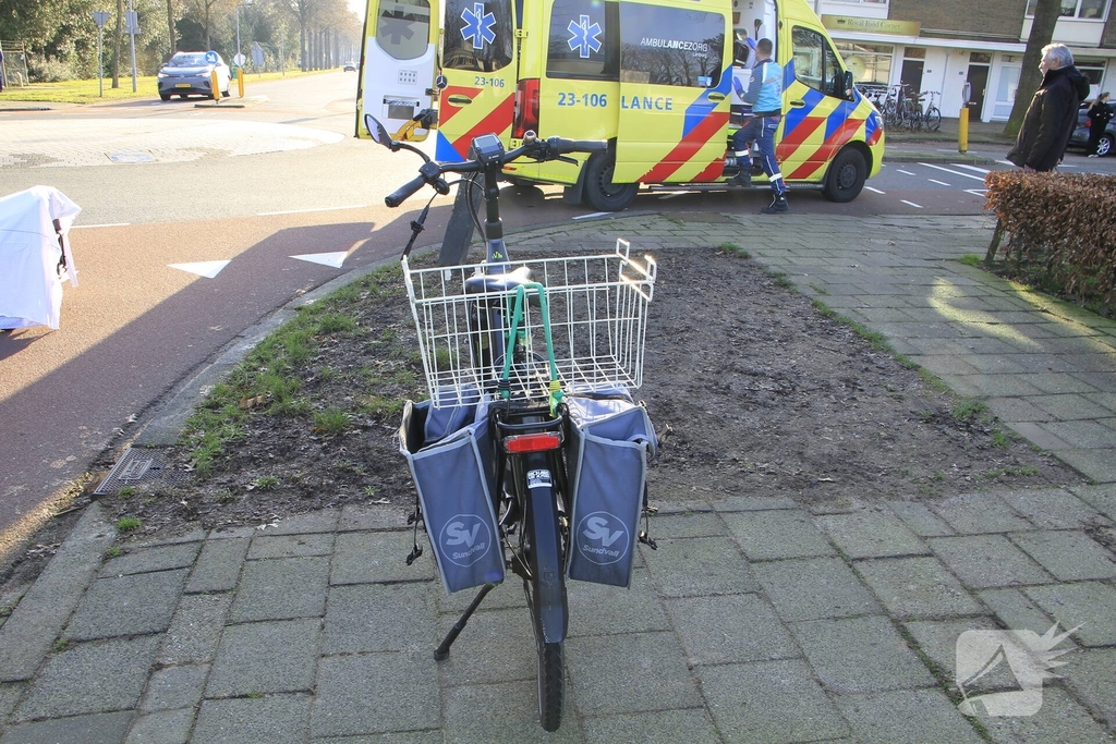 Fietser ernstig gewond na aanrijding op rotonde
