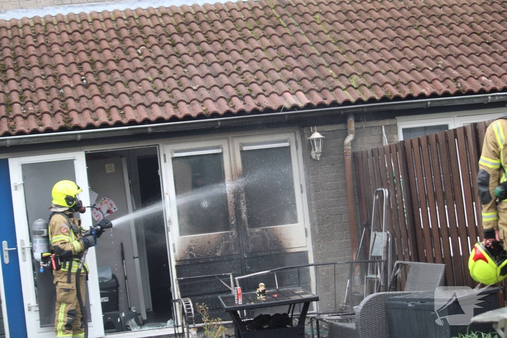 Brand in tuin leidt tot woningbeschadiging