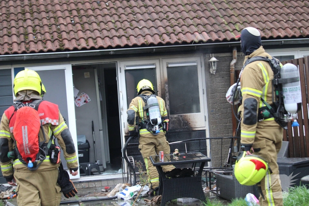 Brand in tuin leidt tot woningbeschadiging