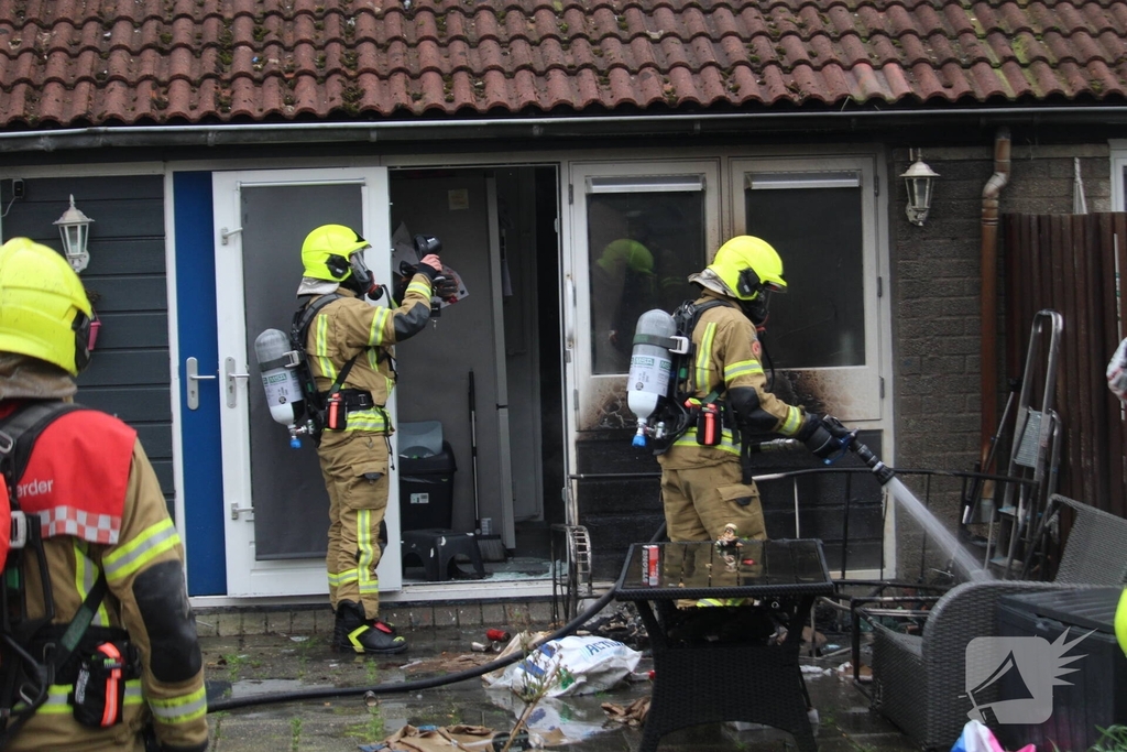 Brand in tuin leidt tot woningbeschadiging