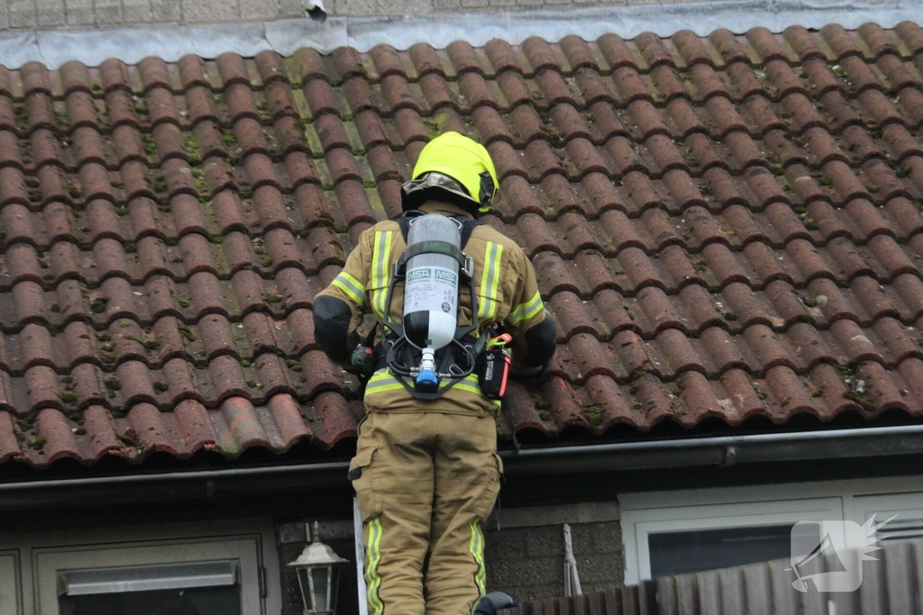 Brand in tuin leidt tot woningbeschadiging